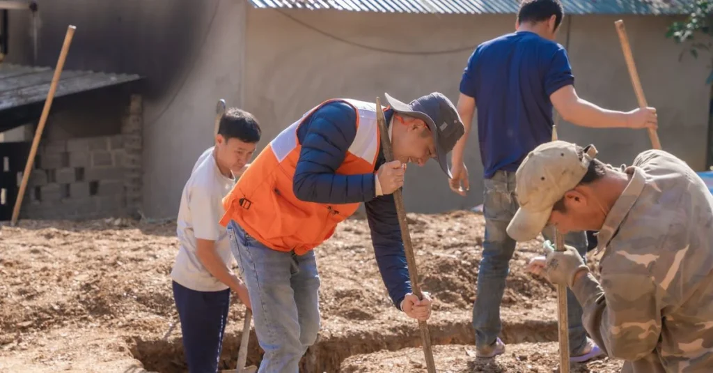 Dokładnie wykonany fundament i kontrola geodezyjna przed montażem domu z keramzytu