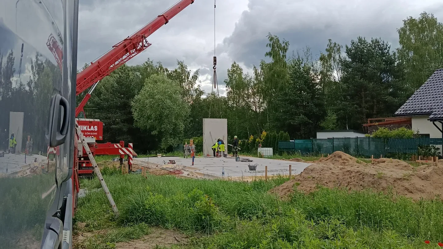 Działka budowlana przygotowana pod montaż domu prefabrykowanego