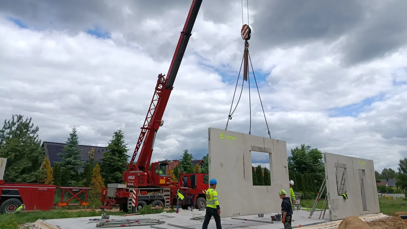Prefabrykowana ściana opuszczana na płytę fundamentową