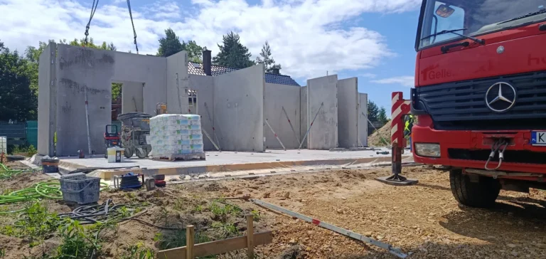 Ściany parteru z prefabrykatów keramzytobetonowych ustawione na płycie fundamentowej — realizacja w Chrzanowie