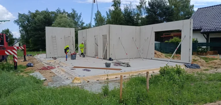 Ściany z prefabrykatów ustawione na płycie fundamentowej domu w Chrzanowie